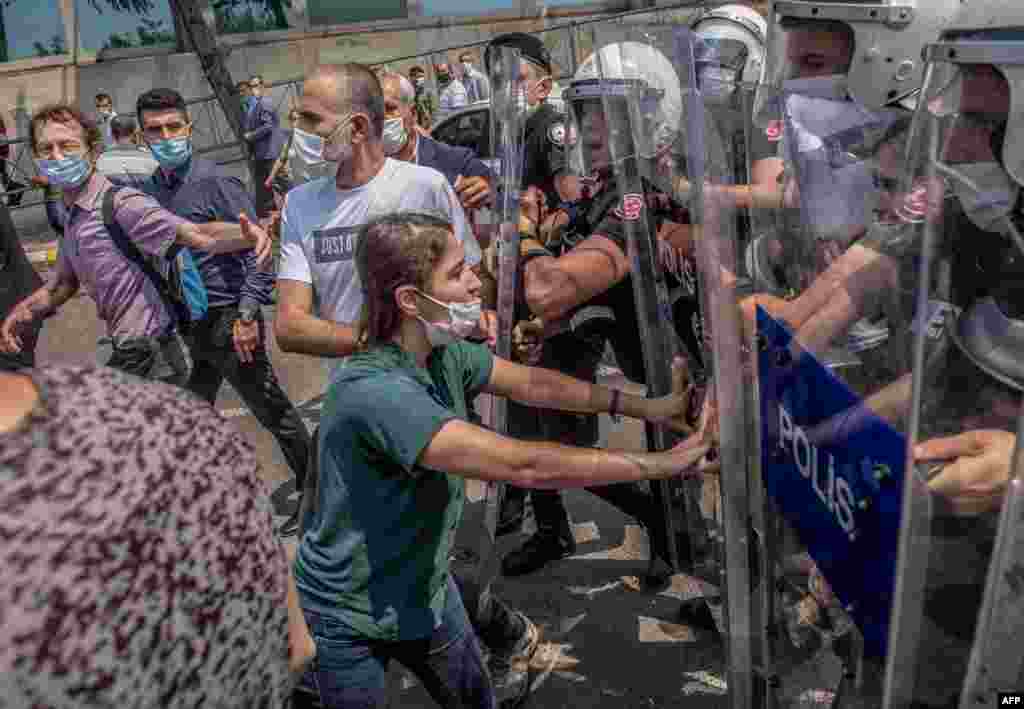 Demonstrators clash with Turkish riot police in Istanbul, during a &quot;March for Democracy&quot; called by Republican People&#39;s Party (HDP), after three opposition MPs were revoked and sent to prison at Silivri.