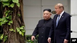 Presiden AS Donald Trump dan Pemimpin Korea Utara Kim Jong Un usai pertemuan pertama di Sofitel Legend Metropole Hanoi Hotel, Kamis, 28 Februari 2019. (Foto: AP)