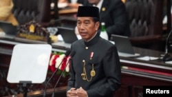 Presiden Joko Widodo menyampaikan Pidato Kenegaraan dan Nota Keuangan untuk RAPBN 2025 di DPR/MPR, Jakarta, Jumat, 16 Agustus 2024. (Foto: Tatan Syuflana/Pool via Reuters)