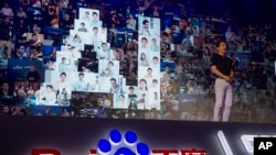 百度首席执行官李彦宏2018年7月4日在中国北京举行的百度开发者大会上宣讲人工智能。
