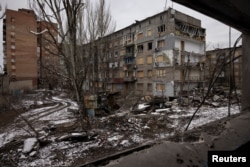 Se ven bloques de apartamentos dañados que fueron destruidos en un ataque con misiles rusos, en medio del ataque de Rusia contra Ucrania, en Selydove, cerca de Avdiivka, Ucrania, el 19 de febrero de 2024. REUTERS/Thomas Peter