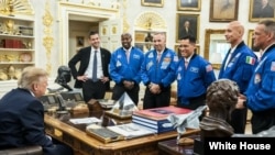 Президент США Дональд Трамп принимает в Овальном кабинете главу NASA Джареда Айзексона и  членов экипажа «Артемиды-3»