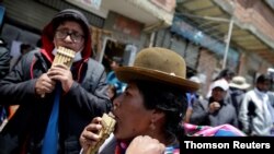 Partidarios del candidato presidencial del MAS, Luis Arce, celebran en El Alto, Bolivia, el lunes 20 de octubre de 2020.