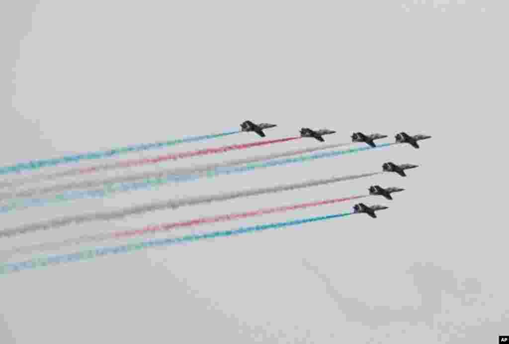 AT-3教練機在天空，噴出象徵中華民國國旗的紅、藍、白三色煙霧