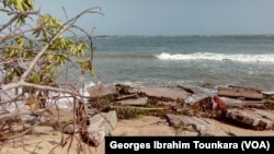 Le village de Lahou Kpanda, menacé par les eaux, en Côte d'Ivoire, le 24 janvier 2019. (VOA/Georges Ibrahim Tounkara)