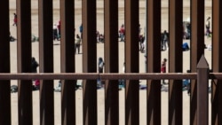 Para migran menunggu di sepanjang tembok perbatasan untuk menyerahkan diri kepada petugas patroli Dinas Bea Cukai dan Perlindungan Perbatasan AS (CBP) di El Paso, Texas, 11 Mei 2023. (Foto: Patrick T. Fallon/AFP)