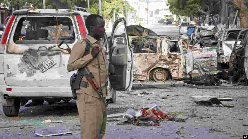 Un policier sécurise le périmètre de l&#39;attentat, Mogadiscio, 1er juin 2016.