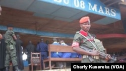 Un soldat fait la garde, lors du procès des rebelles présumés ADF, à Beni, RDC, le 24 août 2016. (VOA/Charly Kasereka)