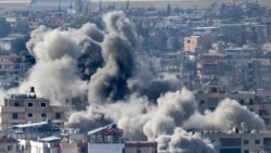 Asap mengepul dari sejumlah lokasi di Dahiyeh, Lebanon, setelah serangan udara Israel mengenai gedung-gedung di lokasi tersebut, pada 14 November 2024. (Foto: AP/Hussein Malla)