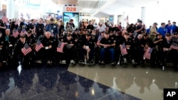 Группа ветеранов Второй мировой войны ждет посадки на самолет в международном аэропорту города Далласа, штат Техас. 31 мая 2024 года.