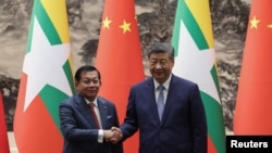 中国国家主席习近平在北京人民大会堂举行的签字仪式上与到访的缅甸总统敏昂莱握手。(2026年6月16日)