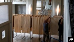Nhân viên bầu cử chuẩn bị phòng phiếu tại Lambersart, miền bắc nước Pháp, ngày 21/4/2017. 