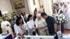 Menteri ESDM Ignasius Jonan bersama istri memberikan penghormatan terakhir di depan jenazah Pater Glinka SVD, Sabtu, 1 September 2018.