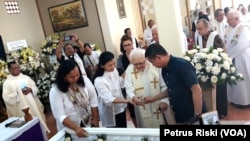 Menteri ESDM Ignasius Jonan bersama istri memberikan penghormatan terakhir di depan jenazah Pater Glinka SVD, Sabtu, 1 September 2018.