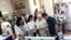 Menteri ESDM Ignasius Jonan bersama istri memberikan penghormatan terakhir di depan jenazah Pater Glinka SVD, Sabtu, 1 September 2018.
