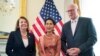 Aung San Suu Kyi (tengah) bertemu pemimpin minoritas DPR AS Nancy Pelosi dan anggota DPR Joseph Crowledy di Capitol Hill (15/9). (AP/Manuel Balce Ceneta)