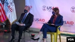 La directora de USAID, Samantha Power (der) y el embajador de EE. UU. en Guatemala, William Popp (izq) durante la preentación de una iniciativa empresarial en Ciudad de Guatemala el 15 de junio de 2021. Foto Eugenia Sagastume, VOA.