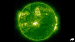 Imagen de la NASA muestra el Sol, visto desde el satélite Observatorio Dinámico Solar, el sábado 23 de marzo de 2024. Meteorólogos emitieron este domingo una alerta de tormenta geomagnética para el lunes que podría interferir con las comunicaciones de radio en la Tierra.