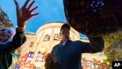 美国总统乔·拜登和第一夫人吉尔·拜登在白宫参加万圣夜发糖活动。(2022年10月31日)