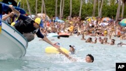 El candidato opositor Henrique Capriles saluda a un vacacionista durante un mitin en los cayos de Morrocoy, cerca de Chichiriviche, Venezuela.