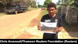 Displaced farmer Manuel Freitas Camurca poses for a photo holding a picture of his house that was destroyed during a land conflict with a powerful rancher in Boca do Acre, Amazonas State, Brazil, May 24, 2017. 