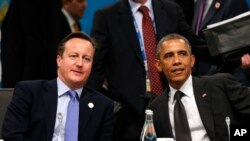 David Cameron (à g.) et Barack Obama ont publié une tribune en faveur de la liberté d'expression (AP)