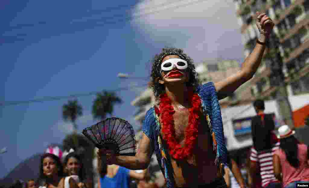 Participação na rua de uma das várias festas pré-carnaval pelo Rio de Janeiro.