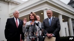 La líder demócrata de la Cámara de Representantes, Nancy Pelosi, habla con periodista junto al líder demócrata del Senado, Chuck Schumer, el representante Steny Hoyer y el senador Dick Durbin. 