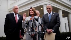 Pimpinan faksi Republik dan Demokrat di Kongres AS dari kiri: Steny Hoyer, Nancy Pelosi, Chuck Schumer, serta Dick Durbin (belakang) memberikan keterangan kepada media usai pertemuan dengan Presiden Donald Trump di Gedung Putih, Rabu (2/1).