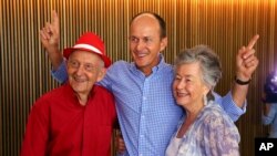 Juris, izquierda, y Lois Greste, padres del periodista australiano Peter Greste, posan para los medios en una conferencia de prensa en Brisbane, Australia, el lunes.