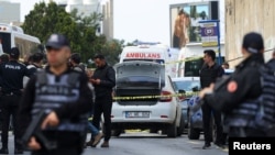 目击者称，在位于土耳其伊斯坦布尔的以色列领事馆所在大楼附近传出枪声。警员在现场搜查一辆汽车。(2026年4月7日路透社) 