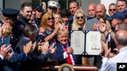 "Hoy nos unimos como una sola nación para apoyar a nuestros héroes del 11 de septiembre, para cuidar a sus familias y para renovar nuestro voto eterno: nunca, nunca olvidar", afirmó el presidente Donald Trump en la ceremonia.