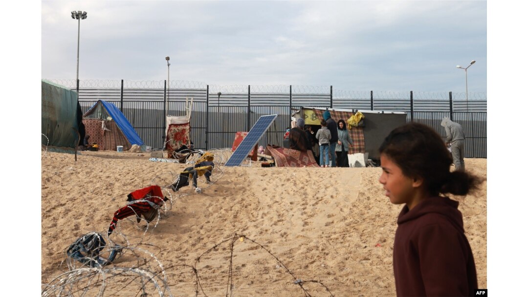 Pengungsi Palestina berkemah di dekat pagar perbatasan antara Gaza dan Mesir, 16 Februari 2024, di Rafah, di Jalur Gaza selatan, di tengah konflik yang sedang berlangsung antara Israel dan kelompok militan Hamas Palestina. (Foto: Mohammed Abed/AFP)