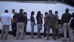 ARCHIVO - Migrantes hacen fila para abordar un autobús después de ser deportados desde el lado estadounidense de regreso a Matamoros, México, el 11 de mayo de 2023. (Foto: AP)