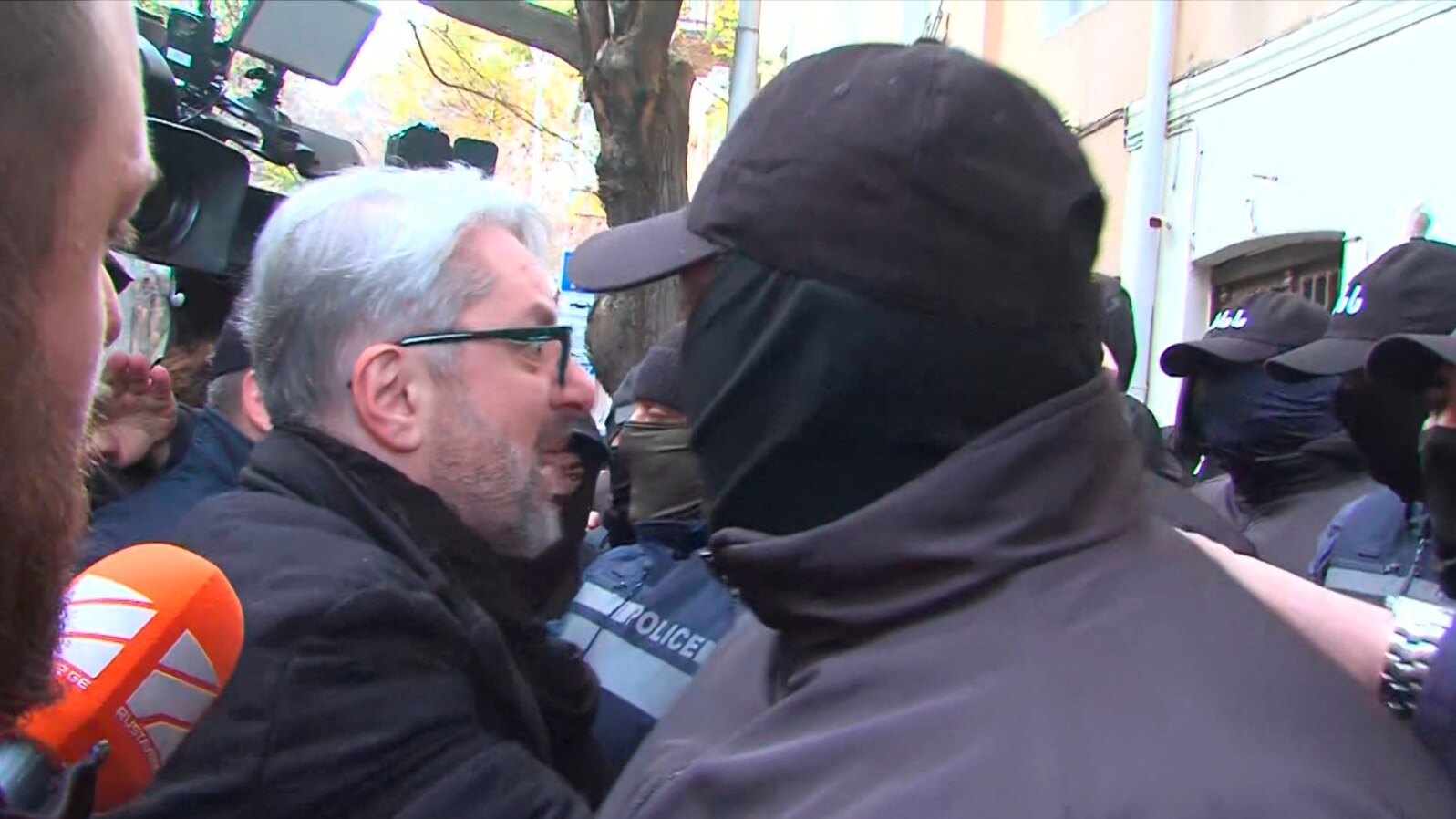 Nika Gvaramia, lider opozicione Koalicije za promjene, okružen policijom prije nego što je pritvoren U Tbilisiju, 4. decembra 2024. (Foto: Reuters/Formula TV)