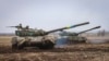 Sejumlah tank-tank Ukraina sedang berlatih untuk memeriksa kesiapan peralatan sebelum perang di sebuah pangkalan militer di wilayah Zaporizhzhia, Ukraina, Rabu, 5 April 2023. (Foto: Kateryna Klochko)