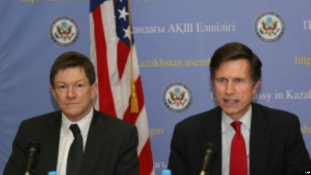 O'ngdan Robert Bleyk, AQSh Davlat kotibining Janubiy va Markaziy Osiyo bo'yicha muovini va Jon Ordvey, Qozog'istondagi muvaqqat elchi, Ostona, 25 mart 2011