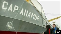 Indonesian Muslim women hold prayers on the first night of the holy month of Ramadan at the Istiqlal mosque in Jakarta, July 9, 2013. 