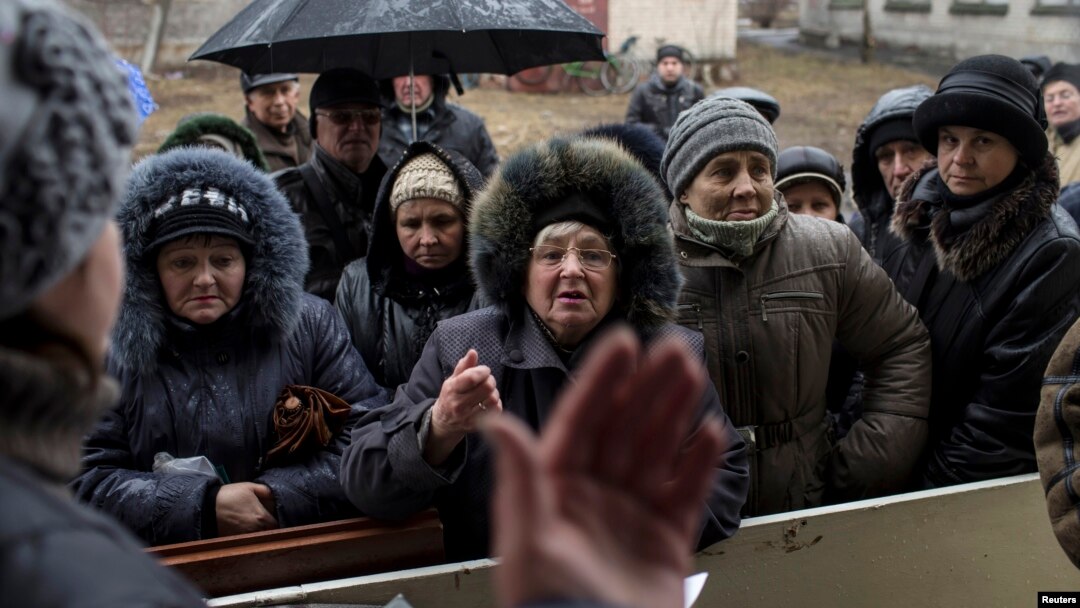 Warga antri untuk memperoleh bantuan kemanusiaan di kota Debaltseve, Donetsk, 13 Maret 2015 (Foto:REUTERS/Marko Djurica).