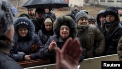 Warga antri untuk memperoleh bantuan kemanusiaan di kota Debaltseve, Donetsk, 13 Maret 2015 (Foto:REUTERS/Marko Djurica).