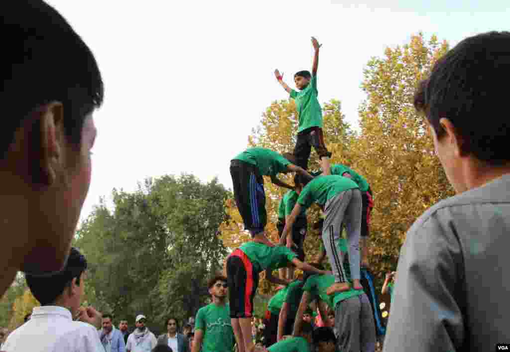 د افغانستان د سرکس د زده کړې او روزنې مرکز د کابل په بیلابیلو سیمو کې &quot;د خوشحالی اته ورځې&quot; تر نوم لاندې یو فیستوال جوړ کړی. 