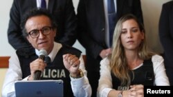 Christian Zurita, vestido con un chaleco de policía, en una conferencia de prensa, luego de que el partido político del asesinado candidato presidencial ecuatoriano Fernando Villavicencio lo eligiera como reemplazo, en Quito, Ecuador, el 13 de agosto de 2023.