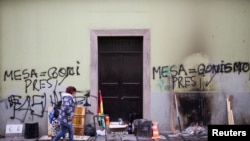 Gente con mascarilla recorre las calles de La Paz el pasado 11 de noviembre, tras una noche de altercados por las protestas.