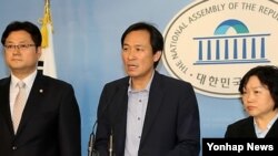 13일 국회에서 기자회견을 가진 민주통합당 홍익표, 우상호, 인재근(왼쪽부터) 의원. 한국 정부의 대북 수해 지원 제의가 '생색내기용'이었다고 비난했다.