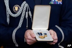 ABD Başkanı Joe Biden'ın Beyaz Saray'da 6 Ocak Kongre Saldırısının yıldönümünde düzenlenen törende 14 kişiye verdiği Başkanlık Vatandaş Madalyası, 6 Ocak 2023.