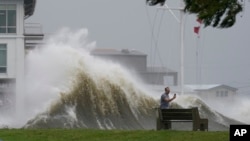 Danau Pontchartrain saat Badai Ida mendekat, Minggu, 29 Agustus 2021, di New Orleans. (Foto AP/Gerald Herbert)