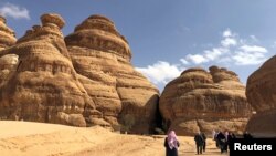 Suasana di luar makam situs kuno Madain Saleh, al-Ula, Arab Saudi, 10 Februari 2019. (Foto: dok).