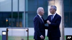 Presiden Joe Biden dan Sekjen NATO Jens Stoltenberg berbicara saat mengunjungi tugu peringatan serangan teroris 11 September di markas NATO di Brussels, Senin, 14 Juni 2021. (Foto: AP//Patrick Semansky)