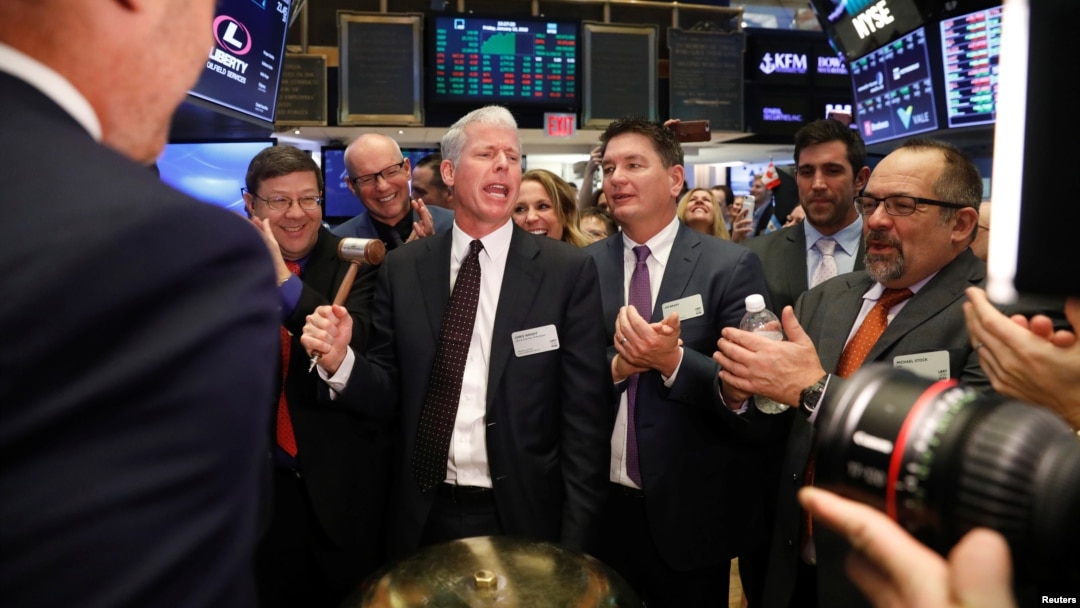 Izvršni direktor Liberty Oilfield Services Inc., Chris Wright, u sredini, zvoni na svečanom zvonu kako bi proslavio IPO kompaniju na berzi u New Yorku, 12. januara 2018. Novoizabrani predsjednik Donald Trump je izabrao, 16. novembra 2024., Wrighta da vodi odjel za energetiku.