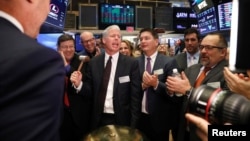 Izvršni direktor Liberty Oilfield Services Inc., Chris Wright, u sredini, zvoni na svečanom zvonu kako bi proslavio IPO kompaniju na berzi u New Yorku, 12. januara 2018. Novoizabrani predsjednik Donald Trump je izabrao, 16. novembra 2024., Wrighta da vodi odjel za energetiku.